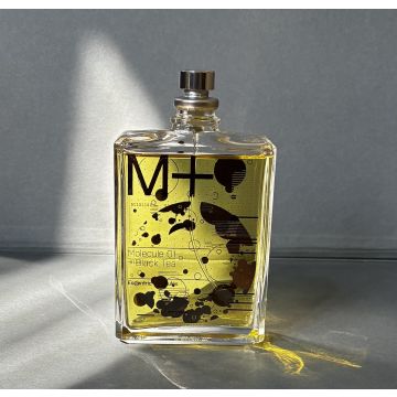 Escentric Molecules Molecule 01 + Black Tea